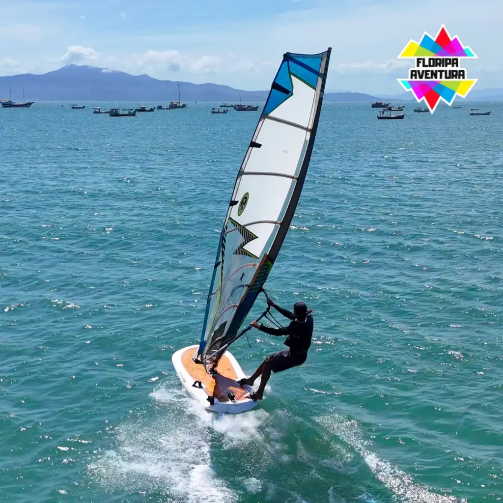 Pré-visualização do vídeo de Aulas de windsurf