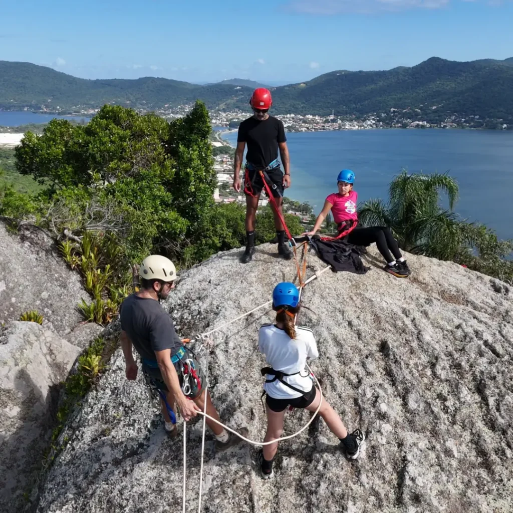 Rapel o escalada: ¿qué diferencia hay y cuál elegir en Florianópolis?