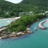 Piscina flotante en Ilha do Campeche con actividades acuáticas para toda la familia.