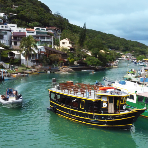 Isla paradisíaca Ilha do Campeche en Florianópolis con paseo familiar en barco desde Barra da Lagoa.