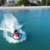 Instrutor explicando uso do jetski com colete e equipamento de segurança antes do passeio em Florianópolis.
