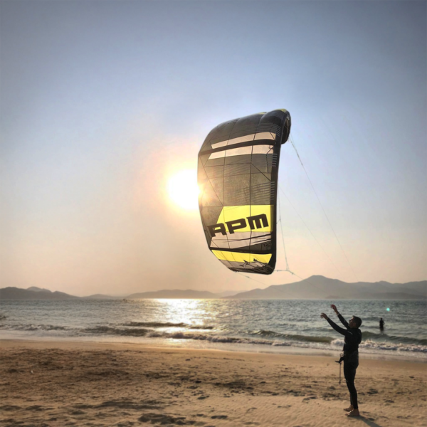 Kitesurfista praticando manobras avançadas durante aula especializada na costa leste de Florianópolis.