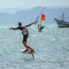 Aula de kitesurf em dupla com acompanhamento personalizado e clima descontraído em praia de Florianópolis.