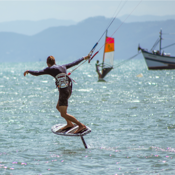 Aula de kitesurf em dupla com acompanhamento personalizado e clima descontraído em praia de Florianópolis.