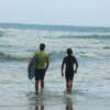 Aula de surf para famílias com crianças na Barra da Lagoa com ambiente tranquilo e instrutor dedicado.