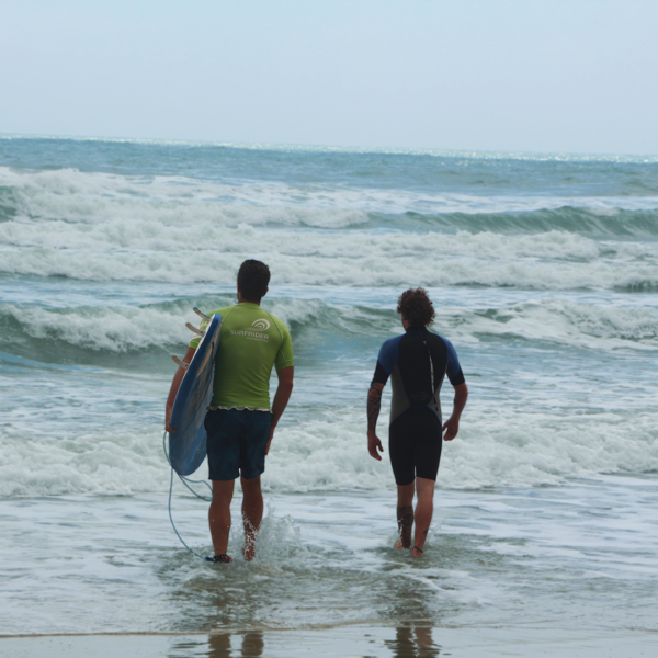 Aula de surf para famílias com crianças na Barra da Lagoa com ambiente tranquilo e instrutor dedicado.