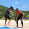 Aula de surf para iniciantes em Barra da Lagoa com apoio profissional e ambiente ideal para aprender.