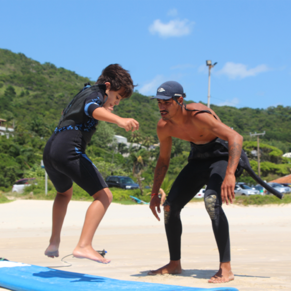 Aula de surf para iniciantes em Barra da Lagoa com apoio profissional e ambiente ideal para aprender.