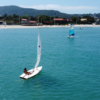 Aula de windsurf segura para crianças e adultos com equipamento completo e monitoramento em Ponta das Canas.