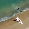 Aula de windsurf para iniciantes com equipamento completo e instrutor profissional em Florianópolis.