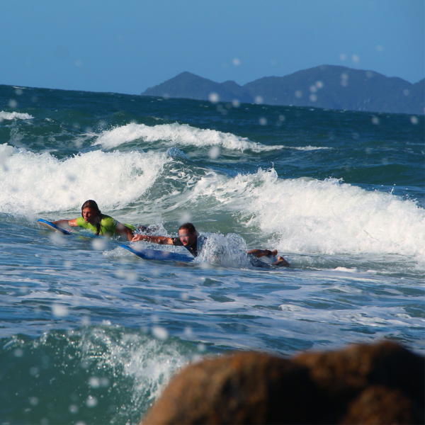 Curso intensivo de surf na Barra da Lagoa com sessões práticas, monitoramento e fotos incluídas.