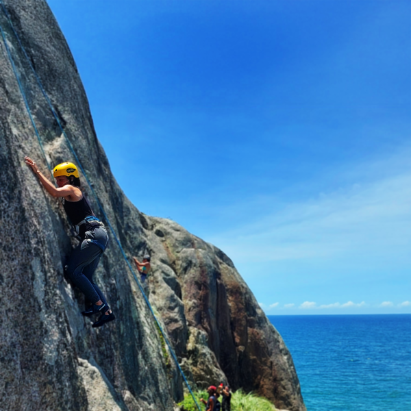 escalada iniciante, escalada em rocha, aventura em Floripa, escalada segura, trilha e escalada escalada principiantes, escalada en roca, aventura Florianópolis, experiencia en la naturaleza