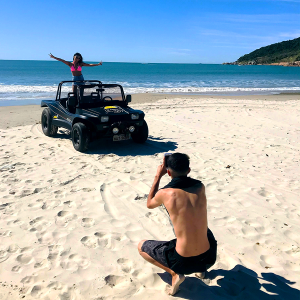 Passeio de buggy nas dunas da Joaquina com vistas panorâmicas e aventura 4x4 em Florianópolis.