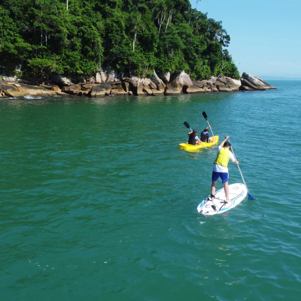 Passeio de caiaque até a Ilha do Francês com parada para snorkel e banho em águas claras de Florianópolis.
