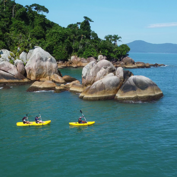 Travessia de stand up paddle para a Ilha do Francês com vista panorâmica da Baía Norte em Florianópolis.