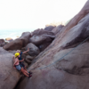 Participantes chegando ao paredão de escalada após trilha em área natural da Barra da Lagoa ou Santinho.