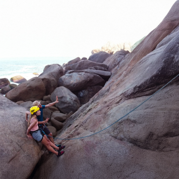Participantes chegando ao paredão de escalada após trilha em área natural da Barra da Lagoa ou Santinho.