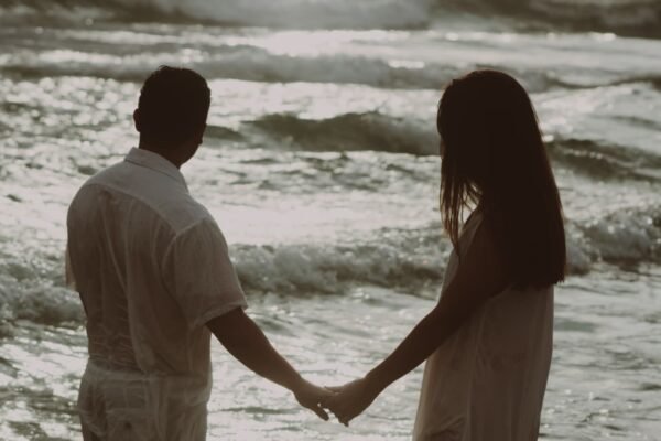 Fotografía romántica de pareja caminando hacia el mar, parte de un book de fotos profesional realizado en el norte de Florianópolis. Fotografia romântica de casal caminhando em direção ao mar, parte de um book de fotos profissional realizado no Norte da Ilha de Florianópolis