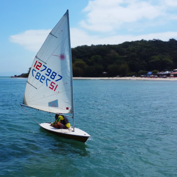 Curso intensivo de windsurf em Florianópolis com aulas práticas e técnicas de navegação com acompanhamento profissional.