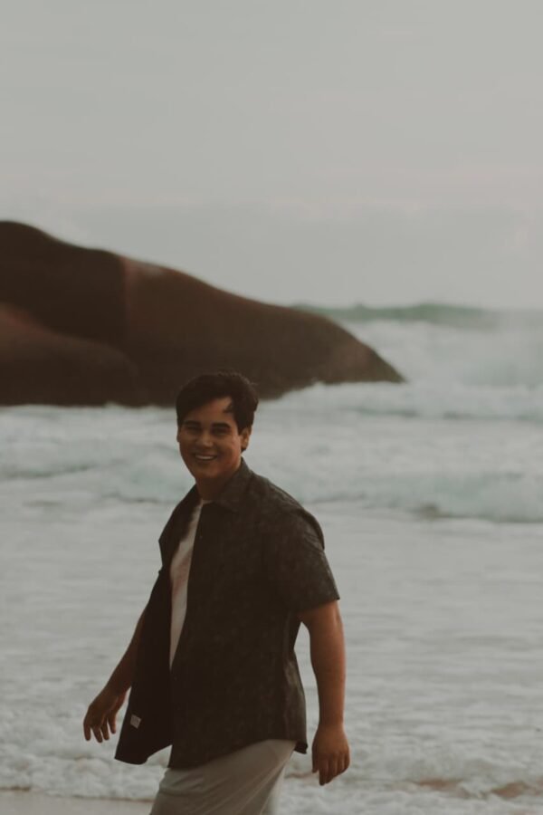 Retrato masculino estilo lifestyle con fondo de rocas y mar, tomado durante una experiencia fotográfica turística en Florianópolis. Retrato masculino estilo lifestyle com fundo de pedras e mar, feito durante uma experiência fotográfica turística em Florianópolis.