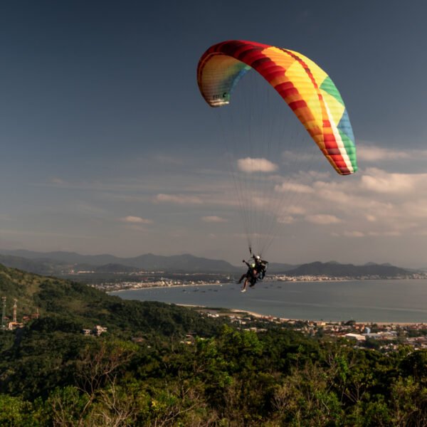 Momento emocionante: Vuelo de parapente al atardecer sobre Praia Brava, un recuerdo que durará para siempre.