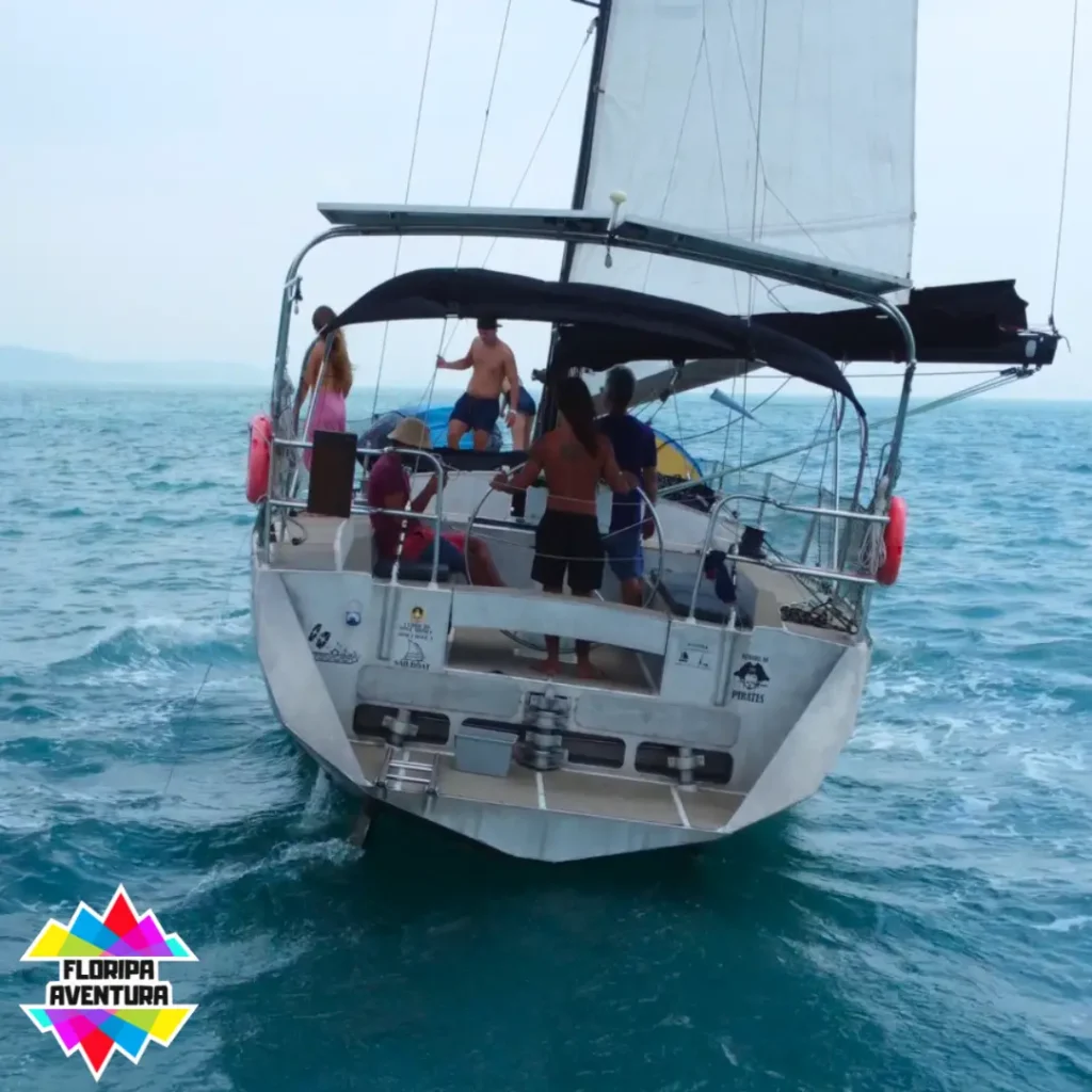 Bote en el agua en Florianopolis