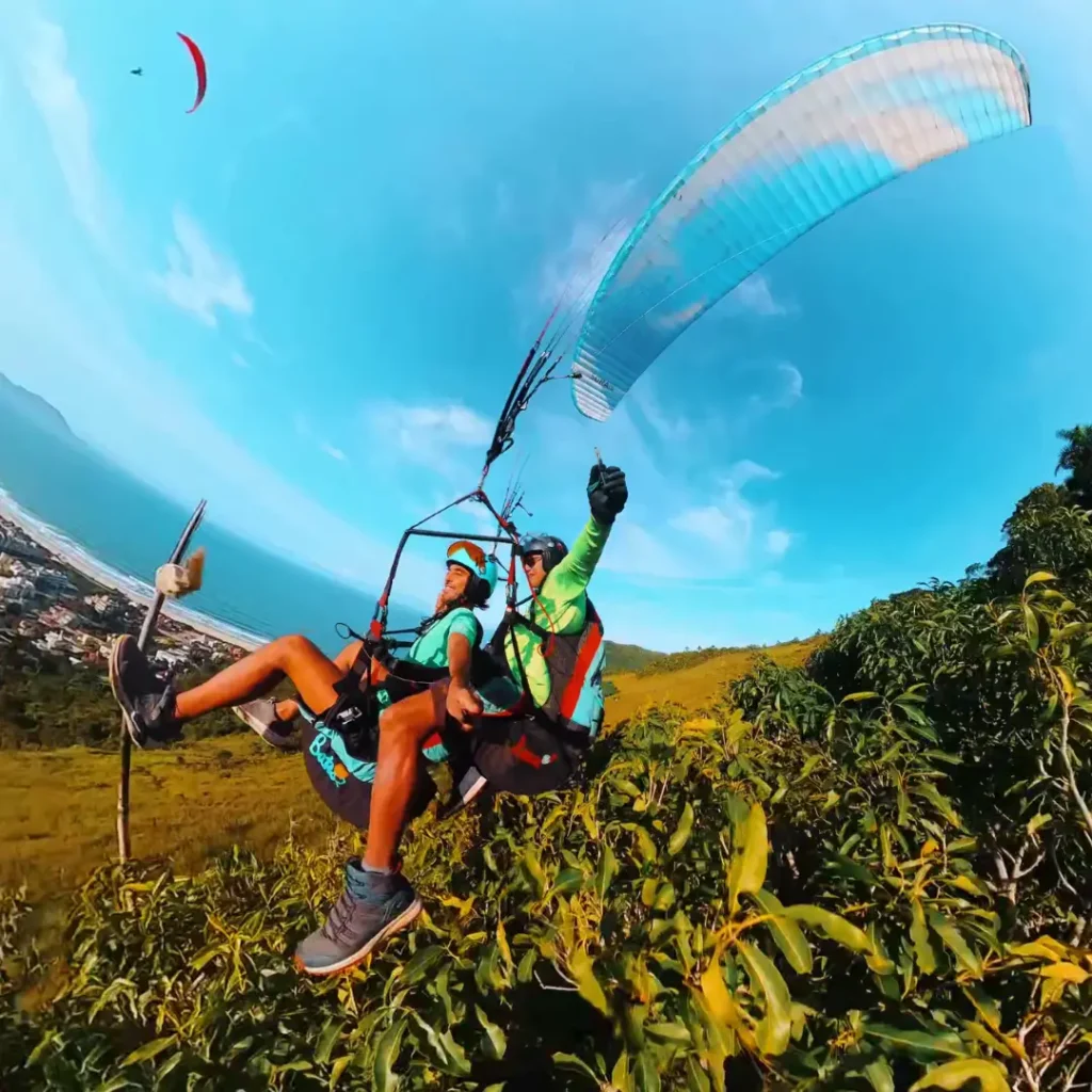 Parapente sobre la costa de Florian&oacute;polis