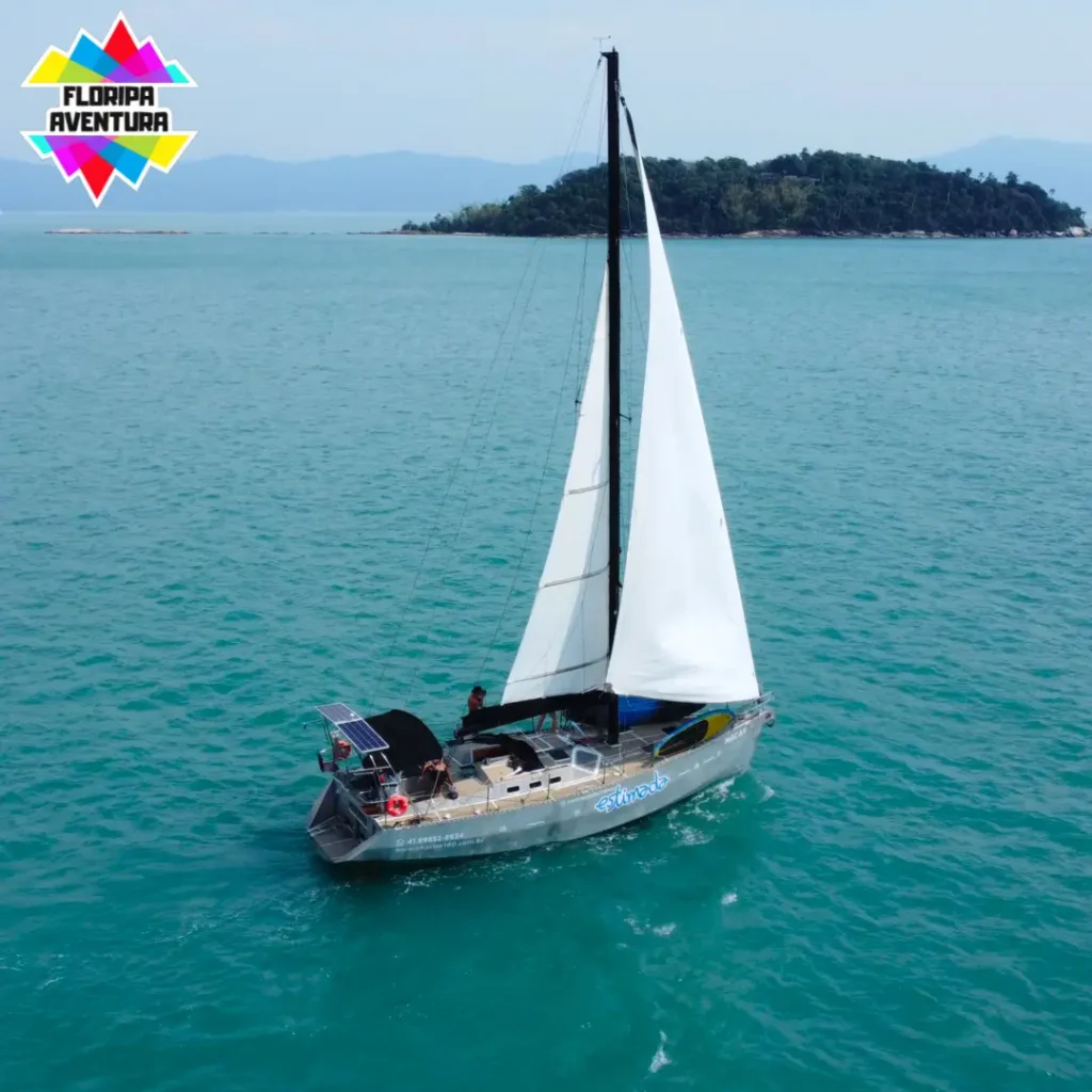 Boat sailing in Florian&oacute;polis